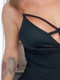 Karol Salin bronzeadinha nua se exibindo