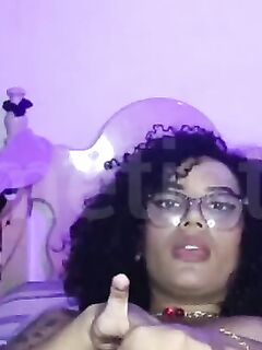 Ametista nua com plug no cu e se masturbando gostoso