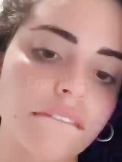 Famosinha Xehli G tirando a roupa toda