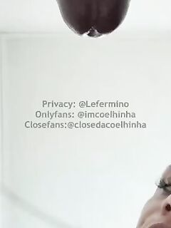 Alessa Silva se masturbando num consolo enorme