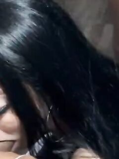 Xgisa na suruba chupando três machos bem dotados