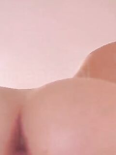 Gi Genesini nua gozando no vibrador potente