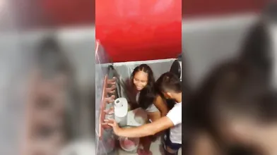 Metendo a pica na novinha no banheiro da balada