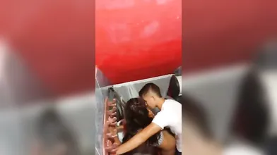Metendo a pica na novinha no banheiro da balada
