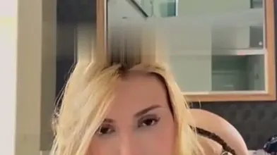 Sarah Estanislau chupando uma pica grande e grossa