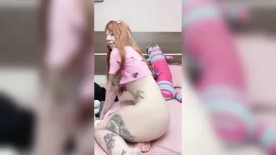 Kinechan nua mostrando o rabo
