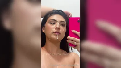 Pornô Clara Wellen se filmando com porra na cara