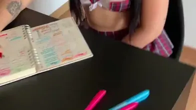 Clara Wellen de quatro recebendo dedadas