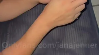 Jana Jenner fudendo gostoso demais dando sua buceta molhada