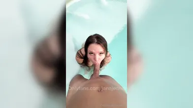 Jana Jenner erome fazendo boquete na piscina