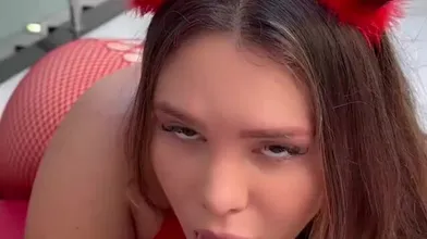 Jana Jenner nua de quatro mamando gostoso na piroca