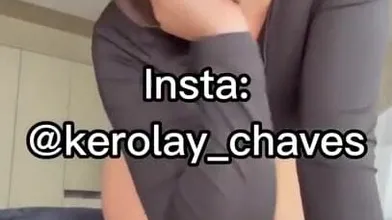 Kerolay Chaves porno de masturbação sentando no consolo preto
