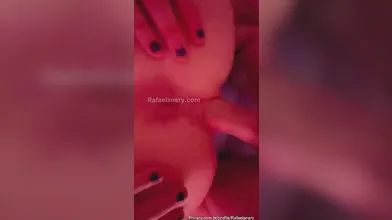 Branquinha rabuda safada de quatro dando sua xoxota