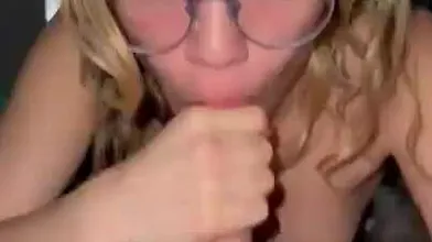 Loira de óculos no boquete guloso pro seu macho sortudo