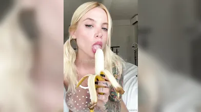 Gi Genesini xvideos onlyfans bem gostosa chupando banana