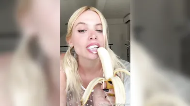 Gi Genesini xvideos onlyfans bem gostosa chupando banana