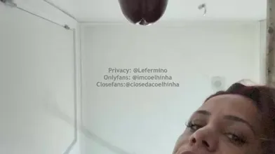 Alessa Silva se masturbando num consolo enorme