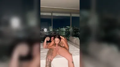 Ninfetinha pelada fazendo boquete guloso na piroca