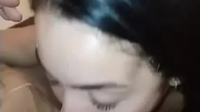engolindo a piroca do seu marido corno