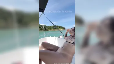 Kevelin Gomes nua transando com amiga gostosa na lancha