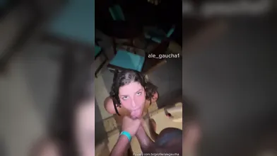 Ale Gaucha mamando e levando uma gozada na boca de veludo