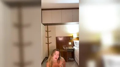 Loira bronzeada gostosa toda nua em vídeo provocante