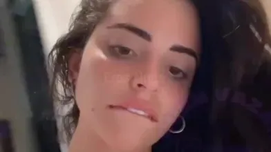 Famosinha Xehli G tirando a roupa toda