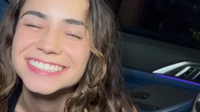 Jameliz nua no carro mostrando seus peitos lindos