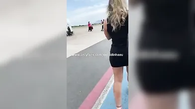 Lais Exibidinha mostrando a calcinha no avião