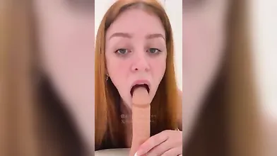 Sara Apollo chupando uma pica de borracha