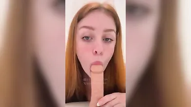 Sara Apollo chupando uma pica de borracha