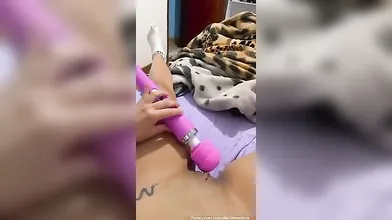 Aline Vitoria colocando a bucetinha para chorar