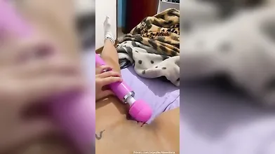 Aline Vitoria colocando a bucetinha para chorar