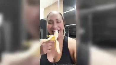 Alessandra Marques comendo uma banana gostosa