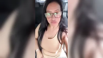 Alessandra Marques no carro se filmando