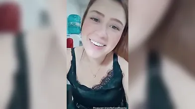 Carol Resenha com roupa de dormir