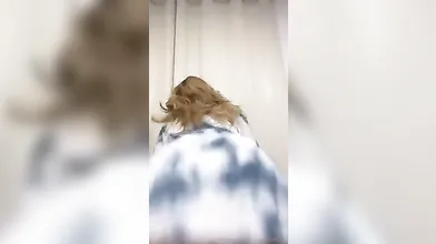 Novinha Mama Furtado rebolando a bunda gostosa