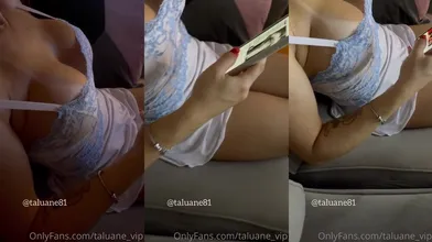 Taluane de lingerie mexendo no celular