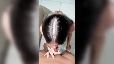 Playmate Mahiza ficando toda lambuzada de leite quente