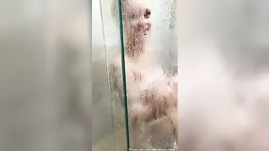 Bruna Carlos no banheiro esfregando com gostosa