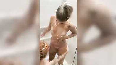 Bruna Carlos no banheiro esfregando com gostosa