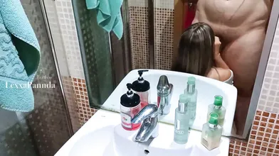 Coroa dotado fazendo sexo com novinha loira gostosa