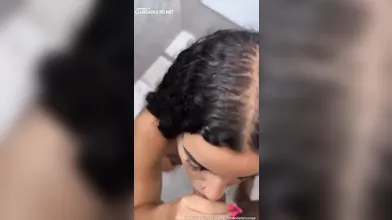 Amanda Lisboa no banheiro dando boquete guloso no dotado