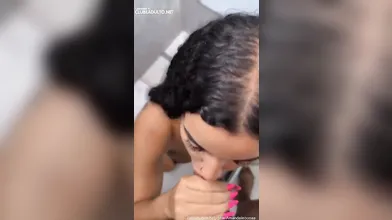 Amanda Lisboa no banheiro dando boquete guloso no dotado