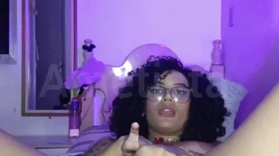 Ametista nua com plug no cu e se masturbando gostoso
