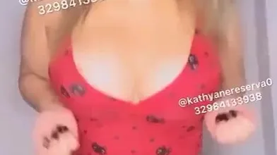 Loira Kathyane Gontijo pelada sem calcinha mostrando a buceta