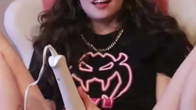 Hannah Owo nua colocando vibrador na bucetinha