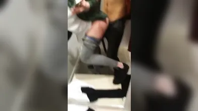 Sexo no banheiro com loirinha dando sua buceta