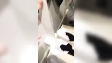 Sexo no banheiro com loirinha dando sua buceta