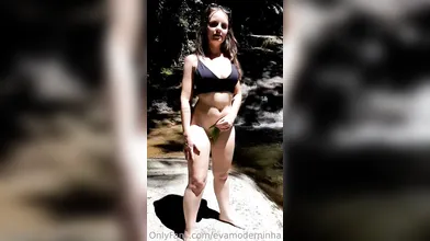 Eva Moderninha nua numa cachoeira toda gostosa